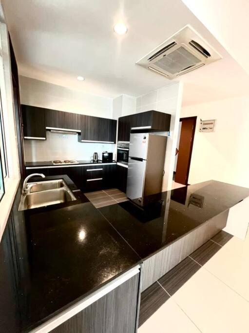 Bay Resort Condominium 3-Bedrooms With Swimming Pool Near The Seaside Miri Luaran gambar