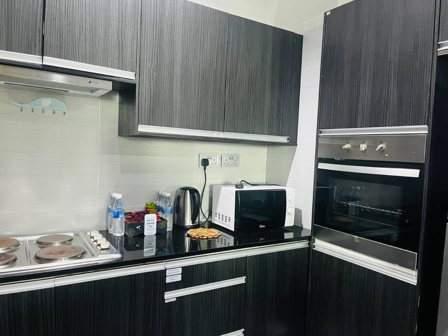 Bay Resort Condominium 3-Bedrooms With Swimming Pool Near The Seaside Miri Luaran gambar